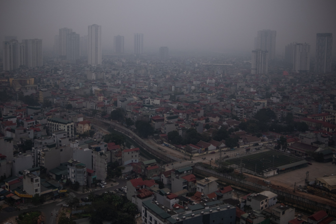   Từ sáng sớm,  Hà Nội đã xuất hiện lớp sương dày đặc bao phủ trên bầu trời thành phố.  