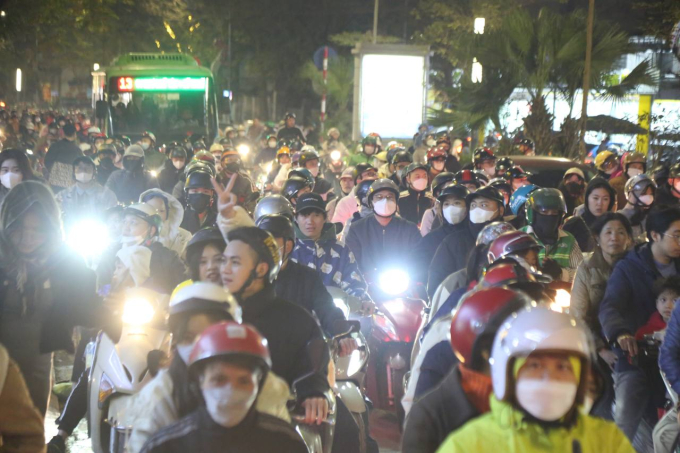Theo ghi nhận, tối ngày 9/3, rất đông người dân Hà Nội đã đổ xô tới khu vực Hồ Tây (quận Tây Hồ) để thưởng thức màn trình diễn ánh sáng với 300 máy bay không người lái.