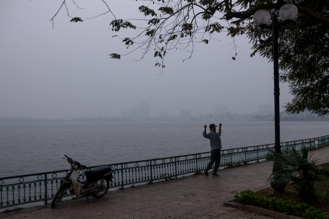   Dù cho chất lượng không khí trong một tuần qua tại Hà Nội đang ở mức có hại cho sức khoẻ (theo Air Visual) vẫn có người dân tham gia luyện tập thể thao ngoài trời.  
