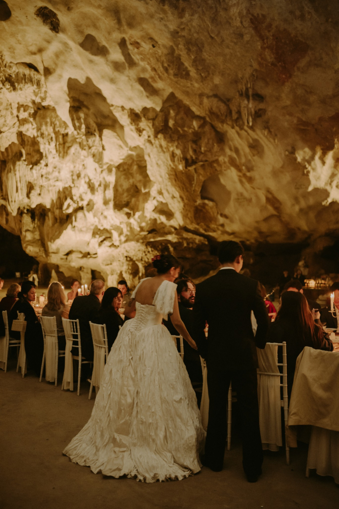 Về phần không gian cưới được decor tương đối đơn giản, lấy sự hoang sơ của hang động làm điểm nhấn và set-up các bàn tiệc theo phong cách cổ điển