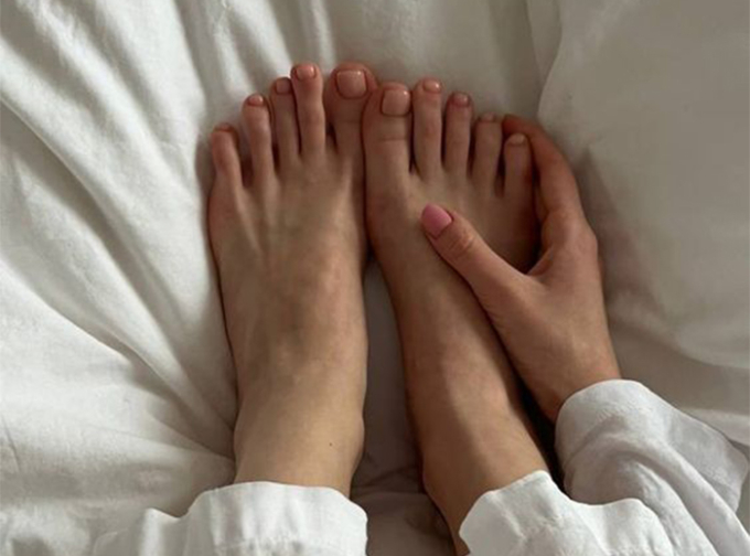   Phụ nữ già nhanh thường sớm bị đau các khớp ở chân, bàn chân to lên và lòng bàn chân dày (Ảnh minh họa)  