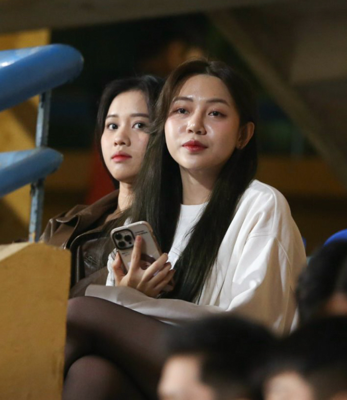 Bạn gái của Phan Tuấn Tài (áo trắng) ngồi trên khán đài (Ảnh: TX)