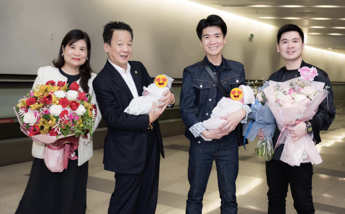Hai bé được sinh ở Mỹ và trở về Việt Nam, vợ chồng bầu Hiển đón cháu nội trong sự vui mừng