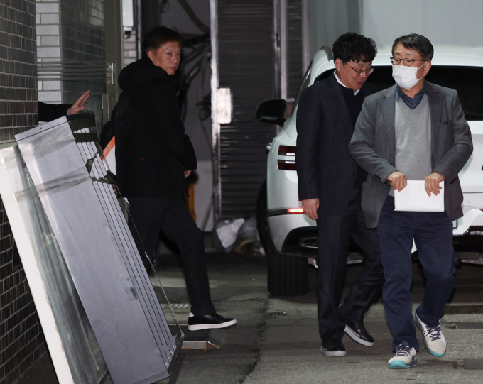 Các thành viên của Hiệp hội Giáo sư Y khoa Hàn Quốc ra ngoài sau cuộc họp ngày 09/03