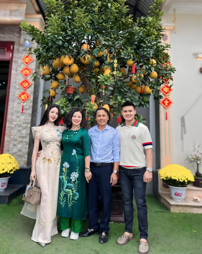 Vợ chồng Quang Hải và bố mẹ 