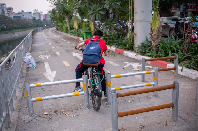 Hình ảnh 'lạ' trên tuyến đường dành riêng cho xe đạp ở Hà Nội