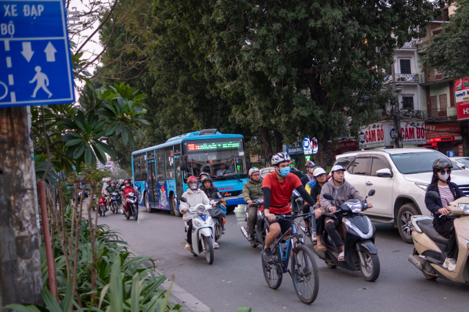   Một số người đi xe đạp vẫn đi bên ngoài đường Láng dù cho đông đúc phương tiện bởi có khá ít điểm giao cắt chuyển làn vào tuyến đường dành riêng cho xe đạp.  