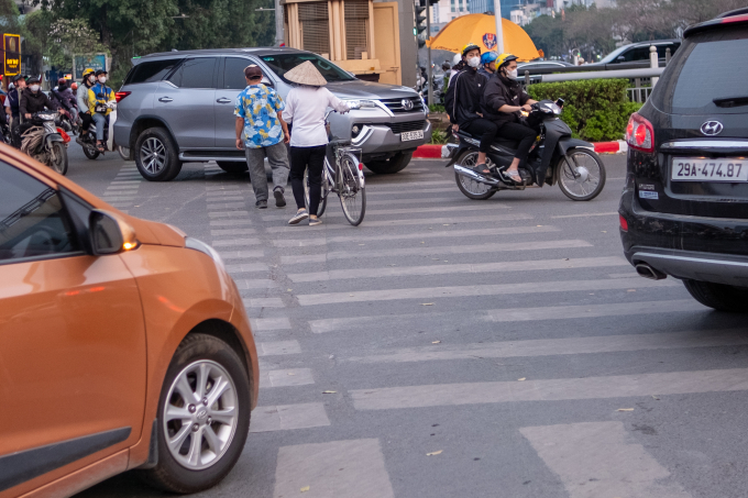   Tuyến đường xe đạp cũng không liền mạch khi giao cắt các ngã tư cầu vượt Trung Hòa, cầu vượt Lê Văn Lương, cầu 361, cầu Cót,.... Hàng loạt phương tiện được phép rẽ phải khi đèn đỏ, người đi xe đạp sang đường khiến nhiều người gặp khó khăn khi di chuyển từ đoạn đường xe đạp này sang đoạn đường xe đạp tiếp theo.  