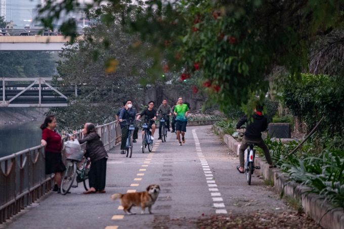   Theo ghi nhận, người dân chủ yếu đạp xe trên tuyến đường này vào khung giờ từ 7-9h và 17h30-19h hàng ngày  