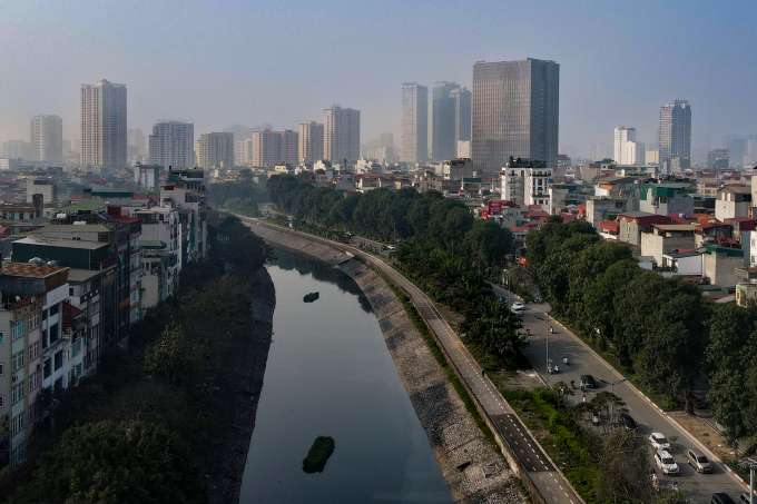   Làn đường đầu tiên dành cho xe đạp ở Hà Nội chạy dọc sông Tô Lịch (bên đường Láng) đưa vào sử dụng từ ngày 1/2. Tuyến đường dành cho xe đạp gồm hai chiều, rộng 3m, bố trí ven sông Tô Lịch, kết hợp đường đi bộ rộng 1m.  