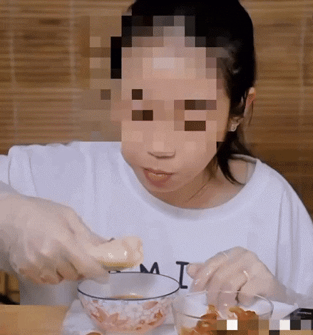 Dân mạng “rợn người” với màn thách đấu mukbang mỡ heo của bé Mai: bị chê kém duyên, ăn bất chấp để lấy tiền?