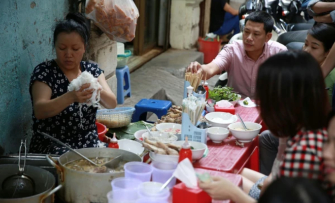 Bún ngan Nhàn nổi tiếng đông khách từ nhiều năm nay