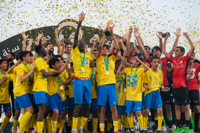 Ronaldo Jr cùng các đồng đội vừa vô địch giải U13 của Saudi Arabia