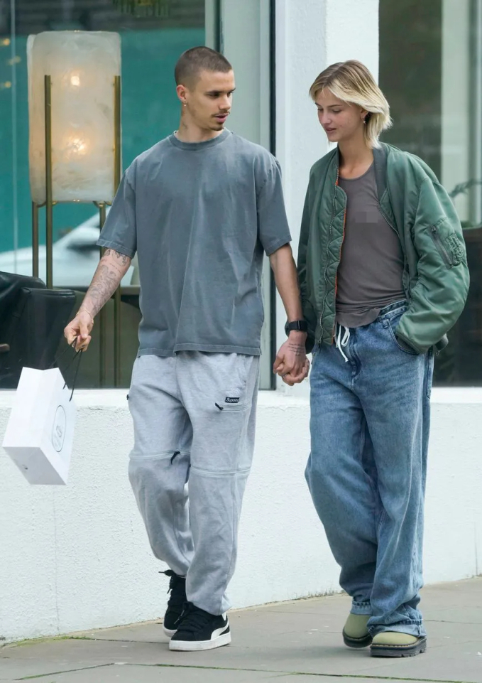 Romeo Beckham bị bắt gặp tay trong tay dạo phố cùng bạn gái không lâu sau tuyên bố chia tay. Ảnh: Splashnews