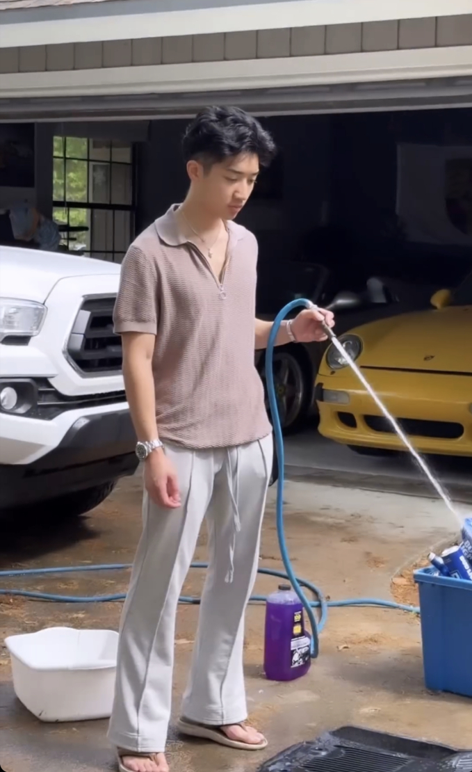 Bạn trai của Như Phương chuẩn bị nước rửa xe