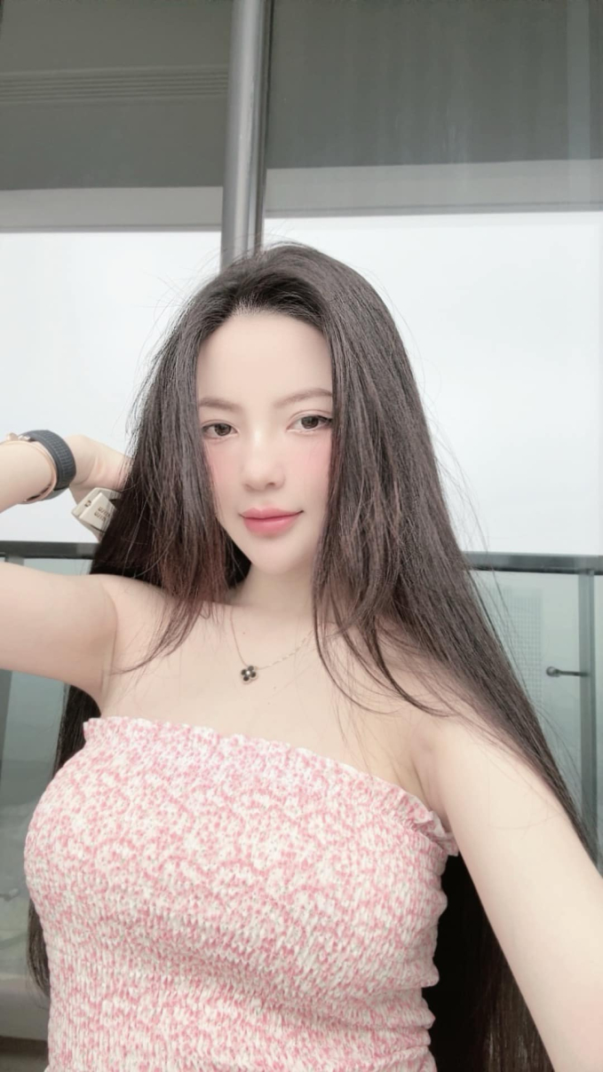 Bà xã Quang Hải trong hình ảnh hot girl sang chảnh trên mạng