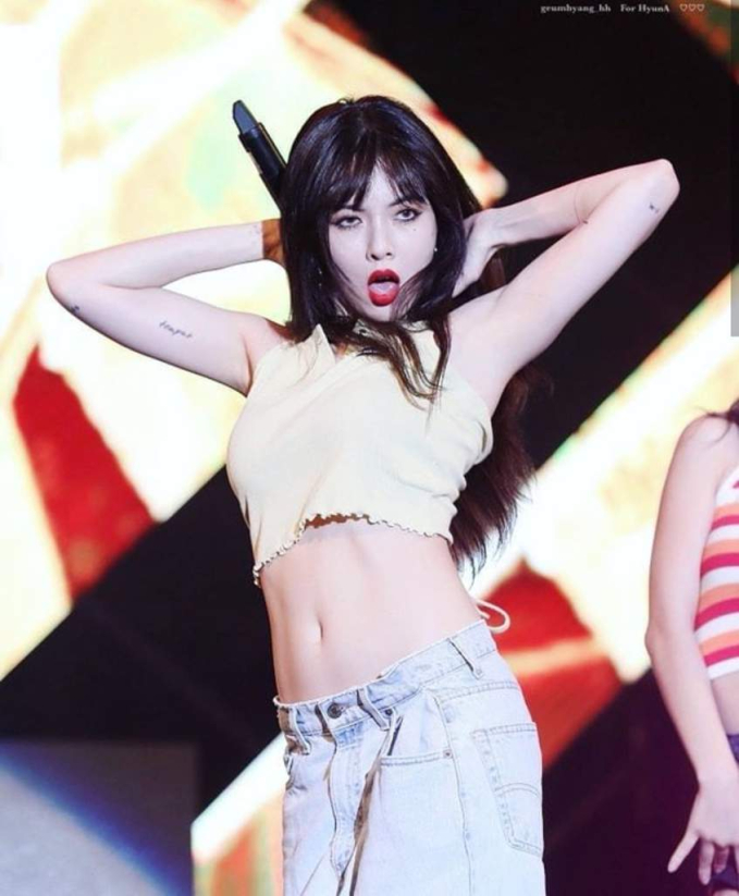 Hyuna tự tin khoe trọn body sexy sau khi cởi áo trên sân khấu Midnight Picnic 2018