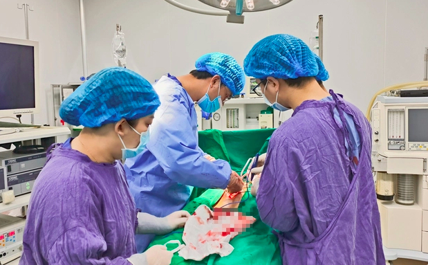Các bác sĩ thực hiện ca phẫu thuật cứu sống bệnh nhân N.V.H. bị dập lách, chấn thương sọ não sau tai nạn giao thông.