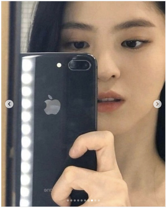 iPhone 8 Plus màu đen cũng từng xuất hiện không ít lần trên Instagram của cô nàng