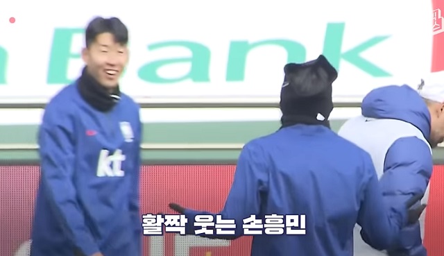 Hành động của Son Heung-min khiến fan tin rằng hai ngôi sao của bóng đá Hàn Quốc đã chính thức làm lành