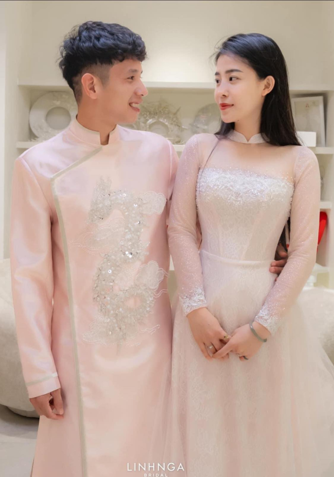 Mới đây, hình ảnh hậu vệ ĐT Việt Nam Nguyễn Phong Hồng Duy cùng bạn gái Kiều Oanh đi chọn váy cưới chuẩn bị chụp ảnh cưới khiến dân tình chú ý. Profile của cô dâu Kiều Oanh cũng nhận về nhiều sự quan tâm