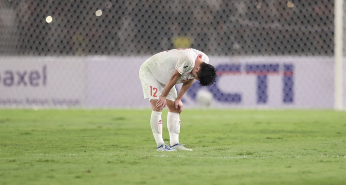 Sau khi trận đấu kết thúc, cầu thủ Việt Nam cúi đầu buồn bã