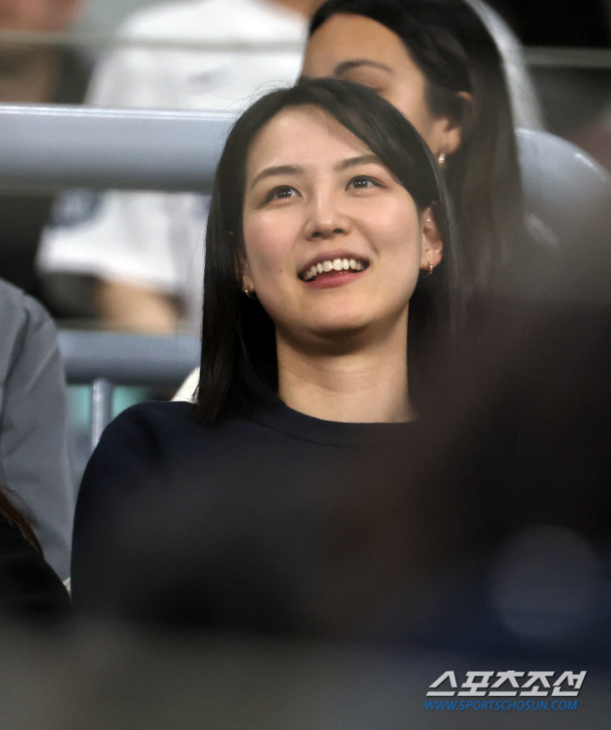 Nhan sắc của Tanaka gây chú ý trên khán đài tại Seoul những ngày qua