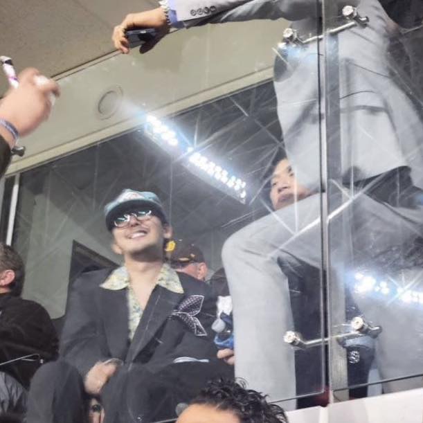 Nam idol G-Dragon xuất hiện trên SVĐ Gocheok Sky Dome theo dõi trận mở màn MLB 2024