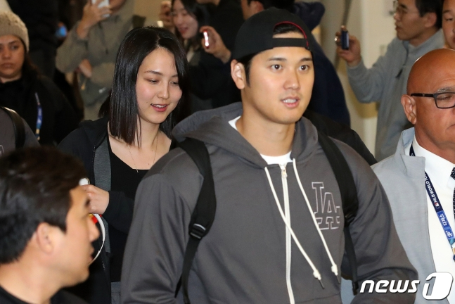 Tanaka cùng chồng ra sân bay rời Hàn Quốc vào sáng 22/3