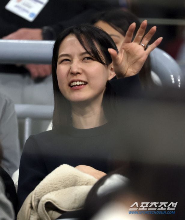 Tanaka nhận được cơn mưa lời khen của netizen vì vẻ ngoài xinh đẹp, biểu cảm dễ thương