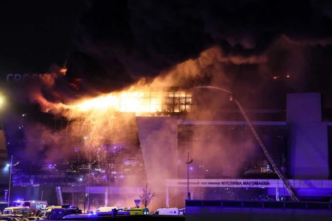 Từ các bức ảnh và những đoạn video cho thấy trung tâm mua sắm và tổ hợp hòa nhạc Crocus City Hall - nơi xảy ra vụ tấn công đã chìm trong biển lửa
