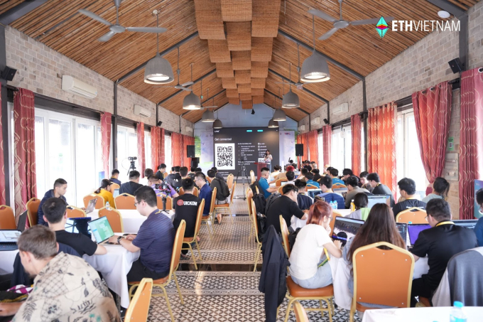 Nhà sáng lập Ethereum xuất hiện và phát biểu tại sự kiện ETH Vietnam 2024