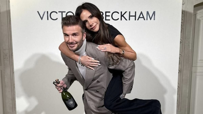 Beckham cõng vợ khi thấy bà xã di chuyển khó khăn tại Tuần lễ thời trang Paris hồi đầu tháng