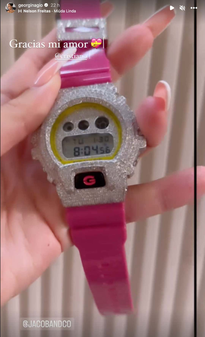 Georgina từng khoe được Ronaldo tặng chiếc đồng hồ này 