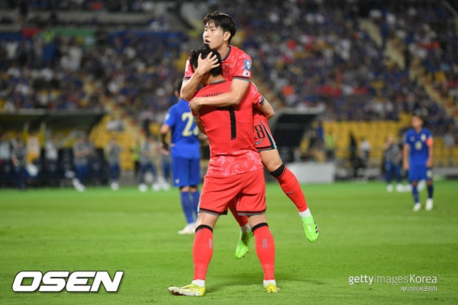 Khoảnh khắc Son Heung-min và Lee Kang-in ăn mừng bàn thắng trong trận thắng Thái Lan. Ảnh: MK, Osen