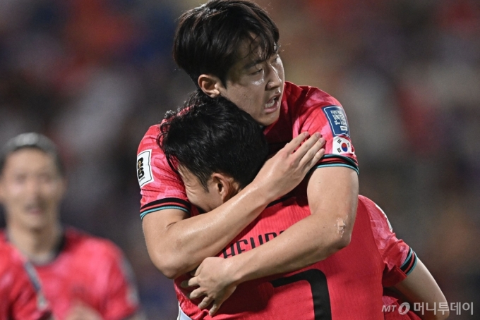               Khoảnh khắc Son Heung-min và Lee Kang-in ăn mừng bàn thắng trong trận thắng Thái Lan. Ảnh: MK, Osen        
