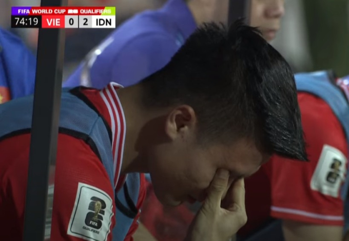 Sự bất lực và buồn bã của Quang Hải khi không được ra sân một giây nào và chứng kiến Việt Nam thua đau 0-3 trước Indonesia