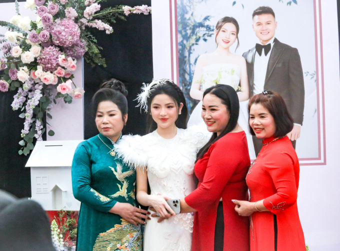 Chu Thanh Huyền cùng mẹ đẻ (áo xanh) chụp ảnh với mọi người 