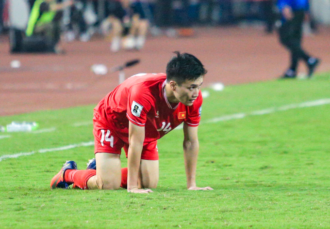 Tiền vệ Nguyễn Hoàng Đức khuỵ gối xuống sân ngay sau khi trọng tài thổi kết thúc trận đấu đội tuyển Việt Nam thua 0-3 Indonesia tối ngày 26/3