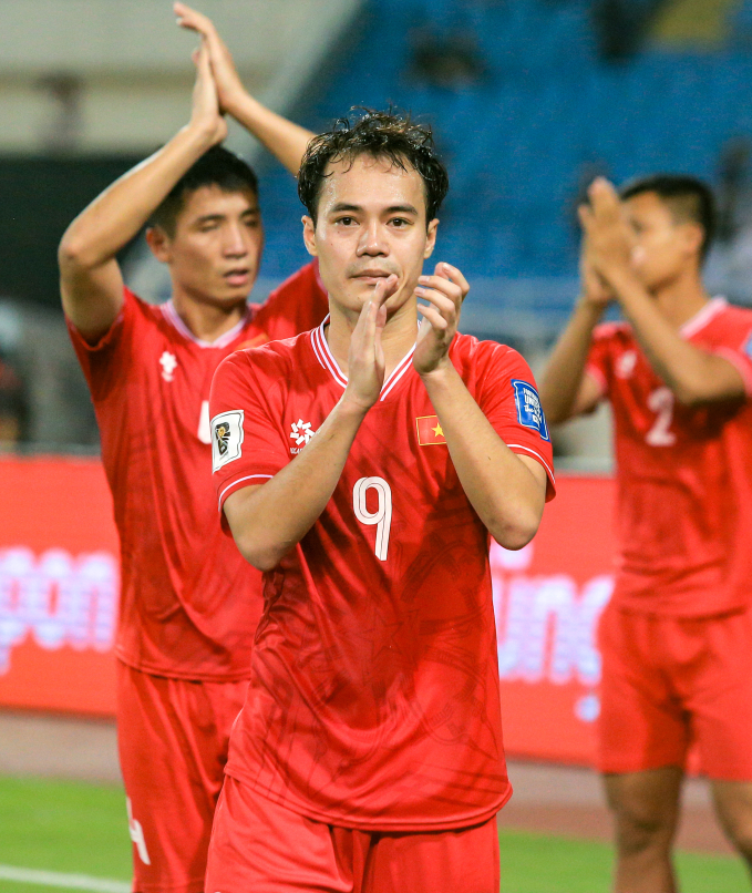 Văn Toàn mắt rưng rưng khi cùng đội tuyển Việt Nam đi chào khán giả