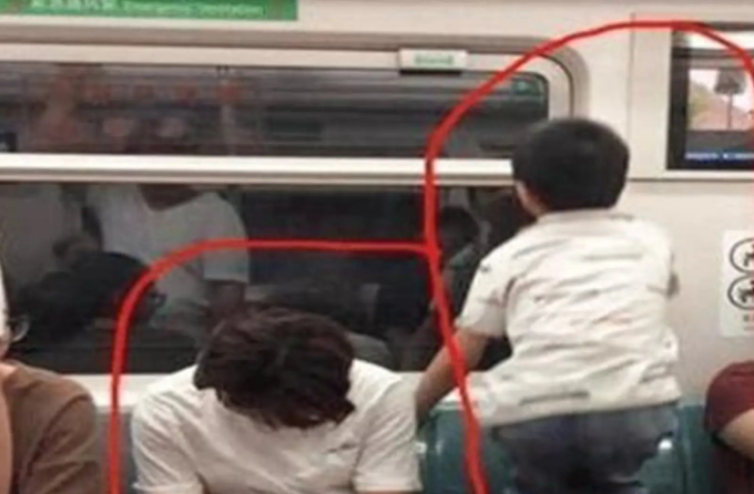 Đứa trẻ nghịch ngợm khi đi tàu điện ngầm 