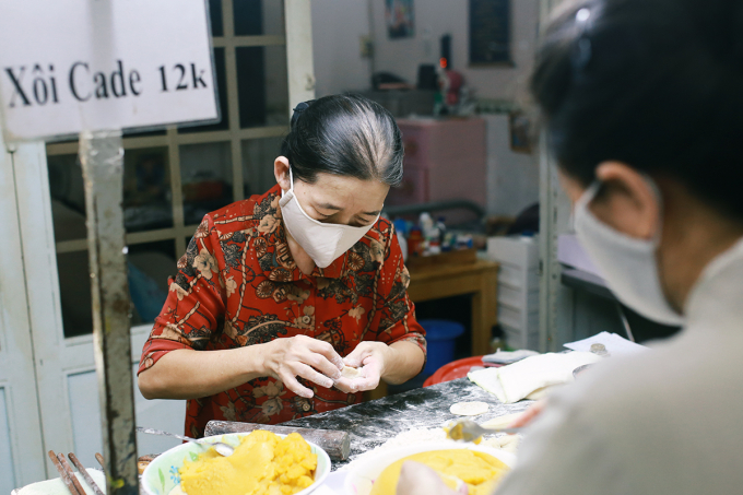 Tồn tại hơn 30 năm, quán bánh tiêu Đồ Chiểu do bà Huỳnh Thị Bích Hà (54 tuổi), một người Việt gốc Hoa làm chủ, nức tiếng ở Vũng Tàu với số lượng bánh bán ra mỗi ngày từ 800 - 1000 cái. Tuy nhiên không phải ai đến cũng có thể mua được.
