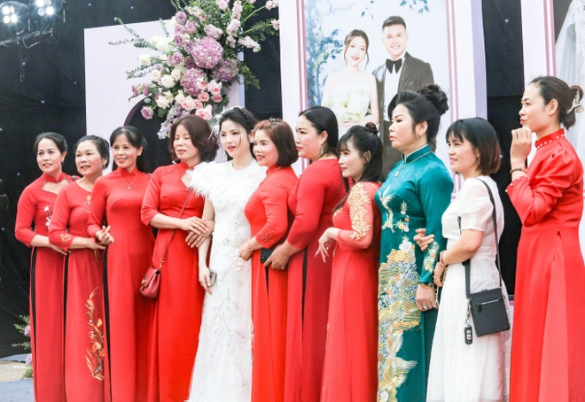 Gia đình cô dâu Chu Thanh Huyền đang mở tiệc mừng cưới - Ảnh: Thanh Xuân