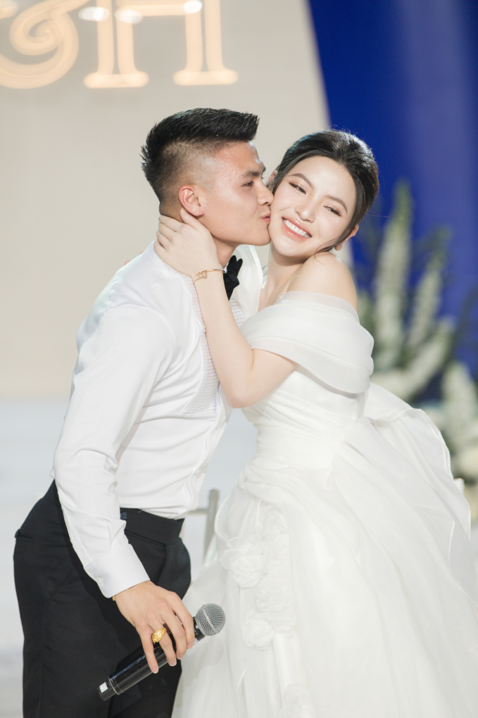 Đám cưới của tiền vệ Nguyễn Quang Hải và bà xã Chu Thanh Huyền ngày 28/3 đã khép lại trong niềm hạnh phúc vỡ òa của chàng tuyển thủ. Quang Hải đặt lên má vợ một nụ hôn trước sự chứng kiến của người thân, bạn bè