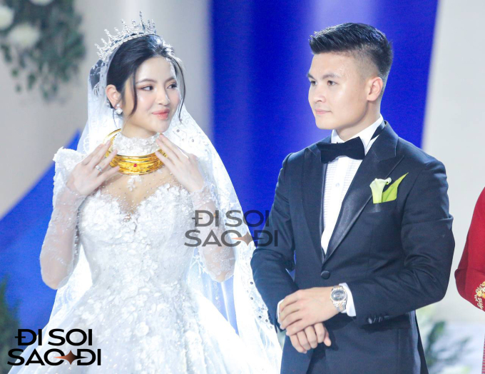 Quang Hải và Chu Thanh Huyền rất đẹp đôi trong lễ cưới vào tối 28/3
