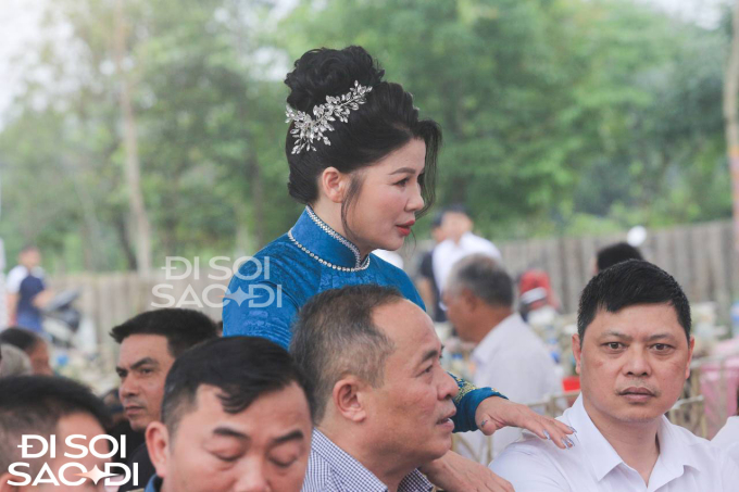 Mẹ Quang Hải cũng đang tất bật đòn quan khách đến tham dự lễ cưới