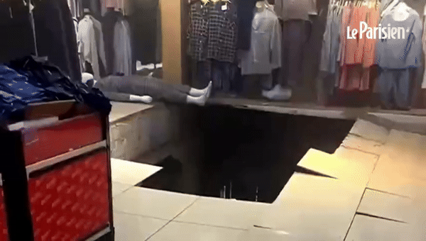 Video: Sàn siêu thị đổ sập khiến khách nữ lao thẳng xuống hố, camera hé lộ toàn bộ diễn biến kinh hoàng của vụ việc