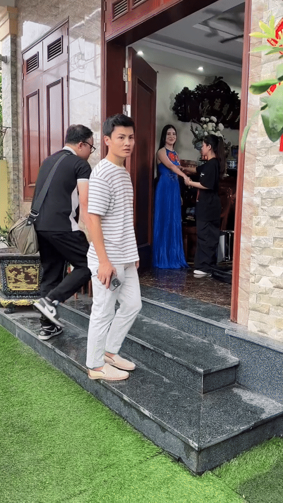 Anh trai Quang Hải tất bật từ sáng để chu toàn cho đám cưới của em trai
