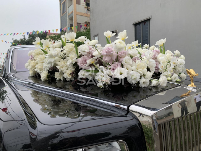 Chiếc xe được trang trí bằng hoa tươi đắt tiền