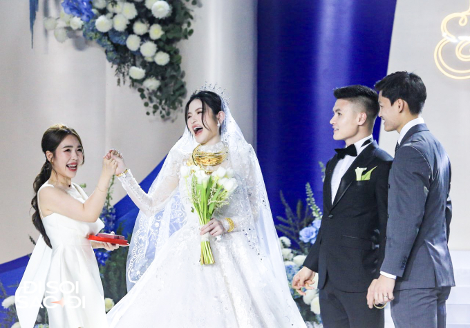 Khoảnh khắc chị em dâu nắm tay nhau cười sảng khoái thể hiện mối quan hệ thân thiết giữa Chu Thanh Huyền và chị dâu của Quang Hải